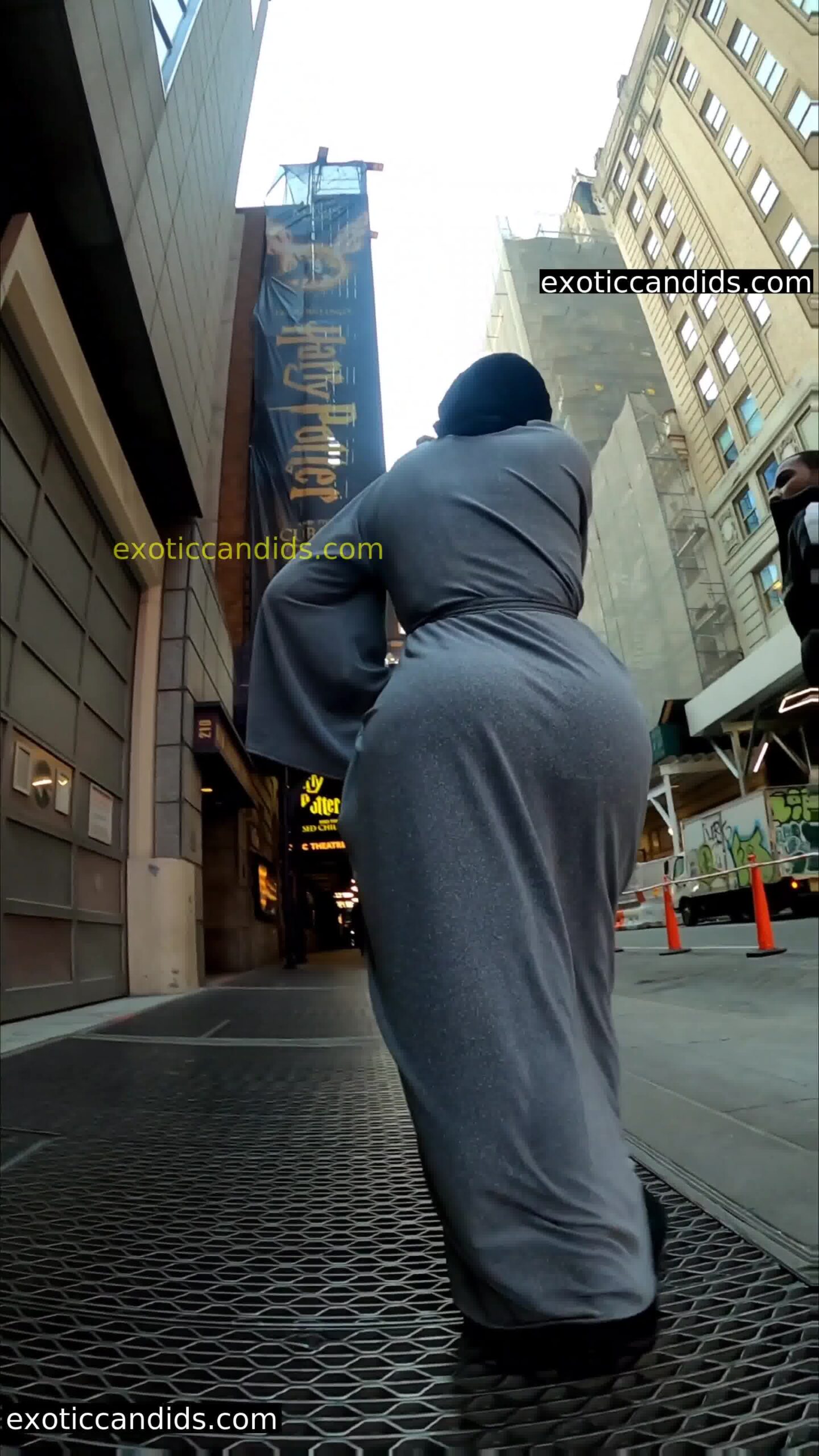 Hijabi Jiggly Phat ass