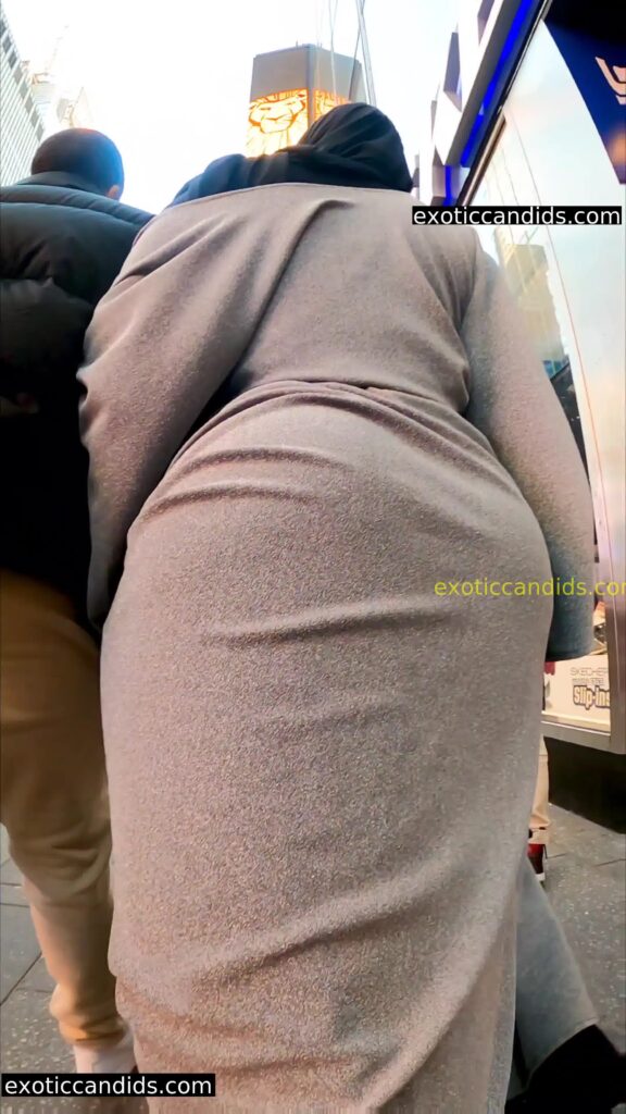 Hijabi Jiggly Phat ass