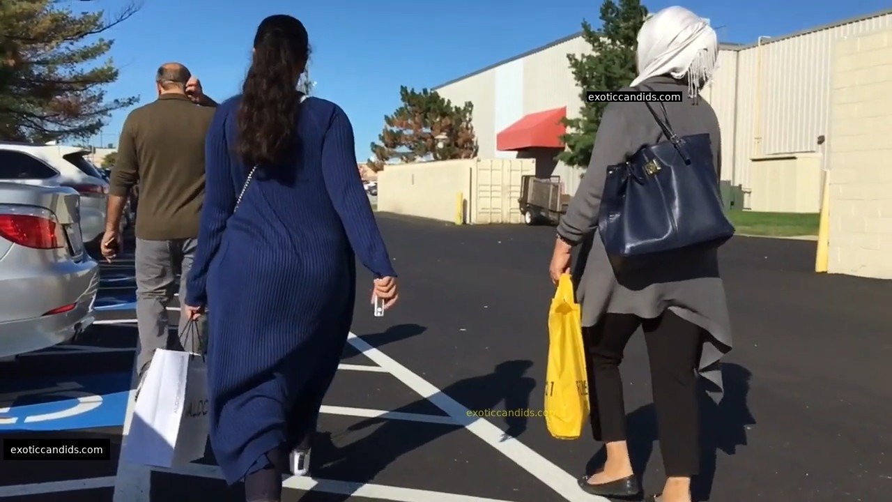 Hijabi mom daughter candid ass