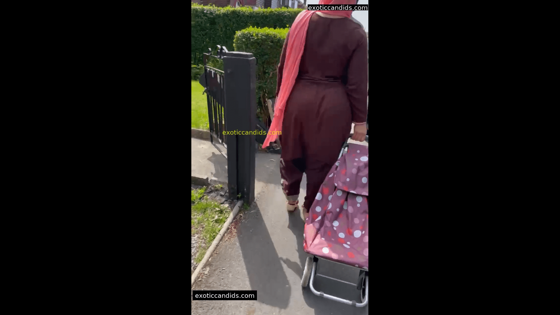 Paki Milf jiggly Ass candid